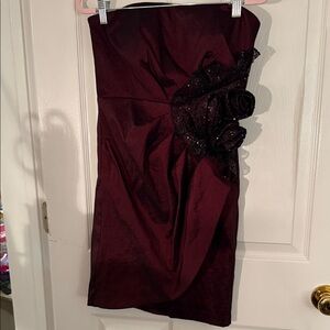 Betsy & Adam Women’s size 8 Burgundy Strapless Dress w/ Black Lace Detail roses